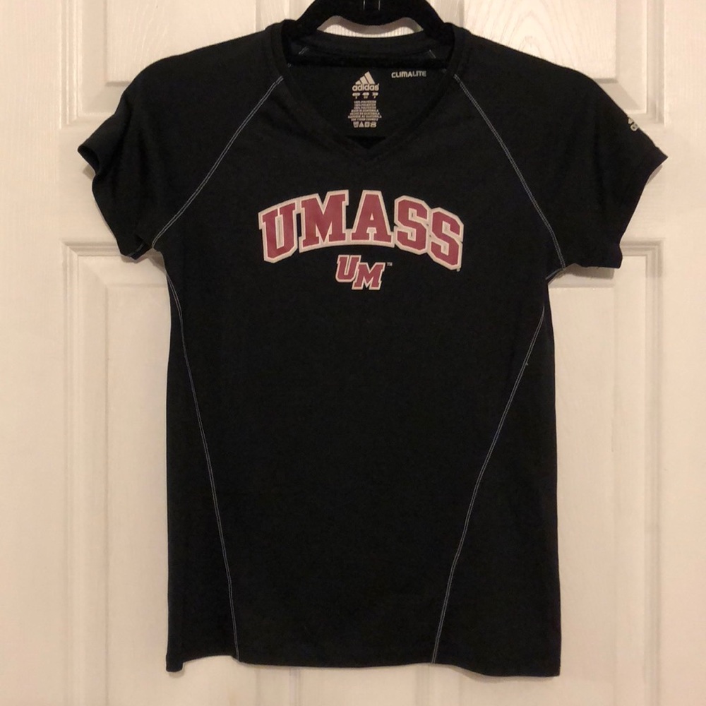 Semi fitted UMASS workout t-shirt